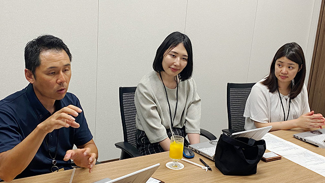 お話いただいた尾原様（左）