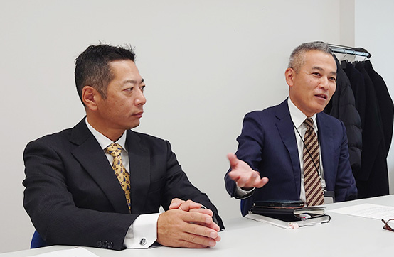 代表の本保様(右)、小峰様(左)