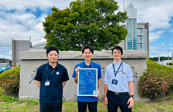 東海村役場前にて